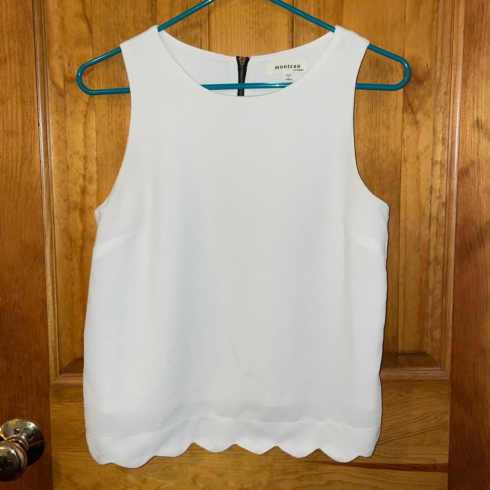 ⭐️White scalloped Monteau blouse